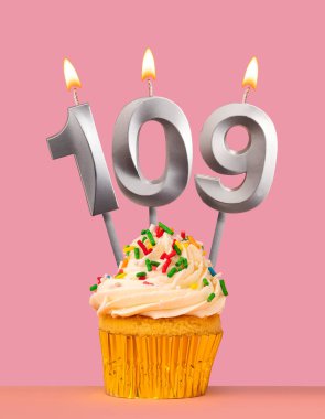 Kek ve 109 numaralı mumlu doğum günü kartı.