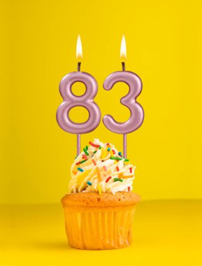 83 numaralı doğum günü mumu - Sarı arka planlı davetiye kartı