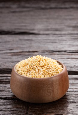 Kasede çiğ organik susam tohumları var.