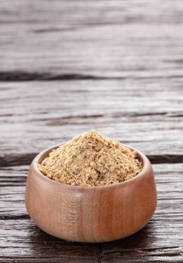 Kasede psyllium ve tahta kaşıkla bağırsağı temizlemek için soya lifleri.