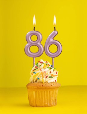86 numara mum - Sarı arkaplanda doğum günü kartı tasarımı