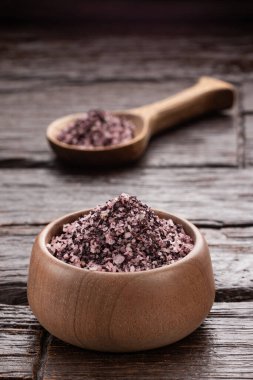 Hibiscus tuz kristalleri kaşık ve kâsede 