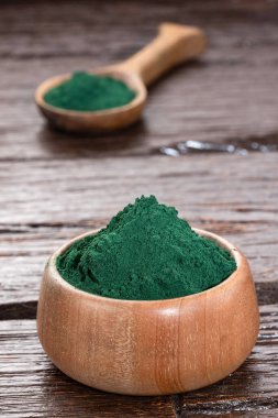 Tahta kaşık ve kâsede organik spirulina tozu 