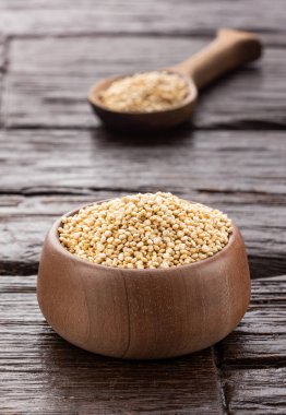 Chenopodium kinoası - Kase ve kaşıkta beyaz kinoa tohumu