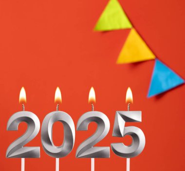 Yeni yıl kutlamaları için 2025 numaralı mumlar.