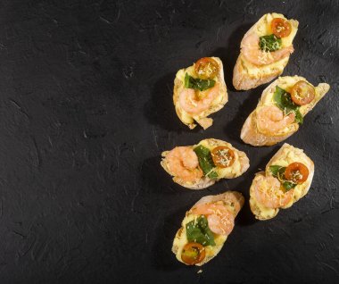 Başlangıç yemeği mi yoksa antipasto mu? Napoli soslu Fransız ekmeğine sarılmış karides bruschetta sote, fesleğen, mozzarella peyniri, vişneli domates.