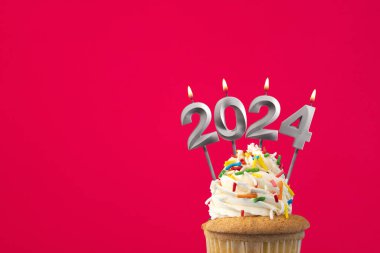 Yeni yıl kutlamaları için 2024 numaralı mumlar.