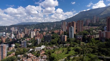 Medellin, Antioquia, Kolombiya. 13 Kasım 2023. El Poblado Mahallesi Panoramik, 14 numaralı komün.