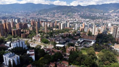Medellin, Antioquia, Kolombiya. 13 Kasım 2023. Şehrin El Poblado semtinin hava görüntüsü