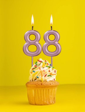 88 numara mum - Sarı arkaplanda doğum günü kartı tasarımı