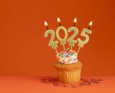 Mutlu yıllar 2025 - Mumlar yanan numaralar şeklinde