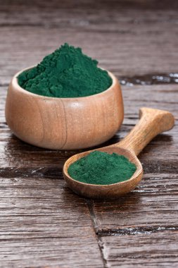 Organik kinoa kahverengi tohumlar kaşık ve kâsede 