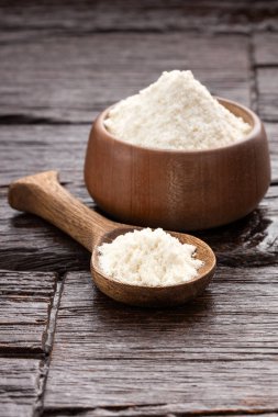 Tahta kaşık ve kâsede hidrolize kolajen proteini.