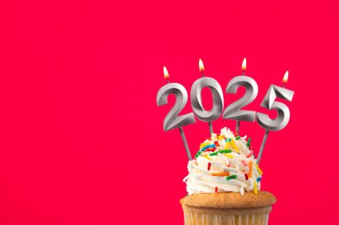 Mutlu yıllar 2025 - Mumlar yanan numaralar şeklinde