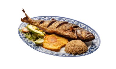 Hindistan cevizi pilavlı, patatesli ve sebze salatalı ançüez balığı.