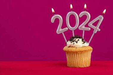 Yeni yıl kutlamaları için 2024 numaralı mumlar.