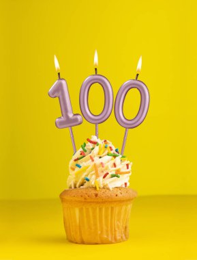100 numara mum - Sarı arkaplanda doğum günü kartı tasarımı