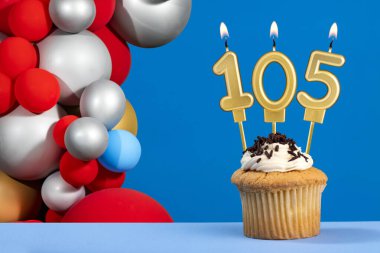 105 numaralı doğum günü mumu - balonlu yıldönümü kartı