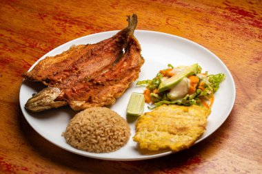 Kızarmış alabalık, And Dağlarının tipik yemeği - Geleneksel Kolombiya yemekleri