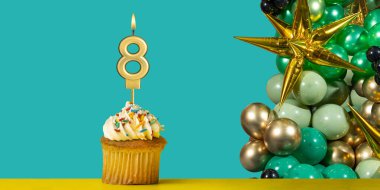 8 yıl boyunca kek ve balonlarla süsleme - doğum günü kartı