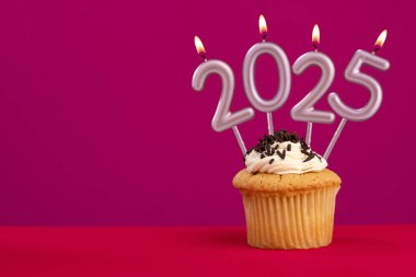 Mutlu yıllar 2025 - Mumlar yanan numaralar şeklinde