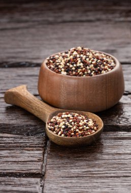 Kırmızı, beyaz ve kahverengi karışımı Chenopodium kinoası.