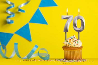 70 numaralı doğum günü mumu - Mavi flama ile sarı arkaplan