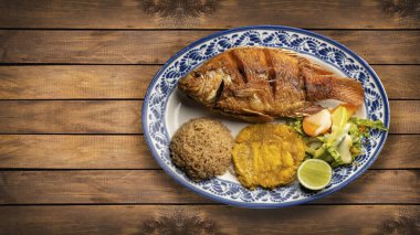 Hindistancevizi pilavlı tilapia balığı, mantar ve sebze salatası.