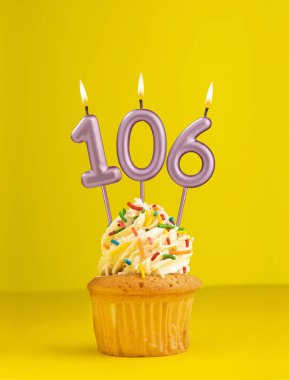 106 numaralı mum - Sarı arkaplanda doğum günü kartı tasarımı