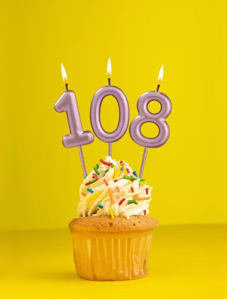 108号蜡烛 黄色背景的生日卡片设计 — 图库照片