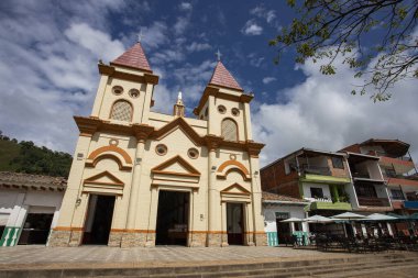 Hispania, Antioquia - Kolombiya - 24 Ağustos 2023. Mercedes 'in Leydisi Kilisesi' nin olduğu ana park.