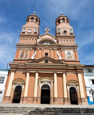 Amalfi, Antioquia, Kolombiya. 20 Eylül 2023. Lekesiz Gebelik, Katolik tapınağı belediyenin ana parkında yer alıyor.
