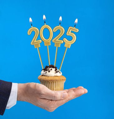 Mutlu yıllar 2025 - Mumlar yanan numaralar şeklinde