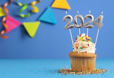 Mutlu yıllar için 2024 numaralı mumlar - Mavi arka planda yeni yıl arifesi kutlamaları