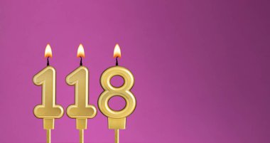 118 numaralı mumlu doğum günü kartı - mor arkaplan
