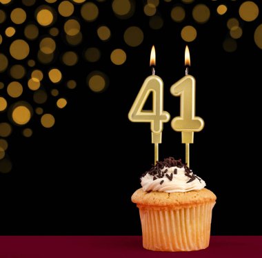 41 numaralı doğum günü mumu - Siyah arkaplanlı ve odak ışıkları olmayan kek