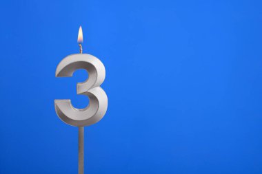 3 numaralı doğum günü mumu - Mavi arkaplanda kutlama kartı
