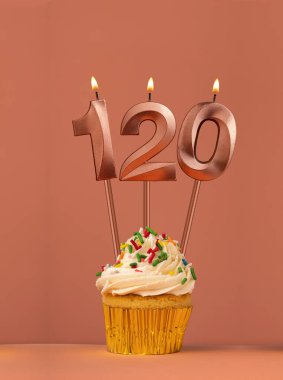 120 numaralı mum - Mercan füzyon arka planında pasta doğum günü