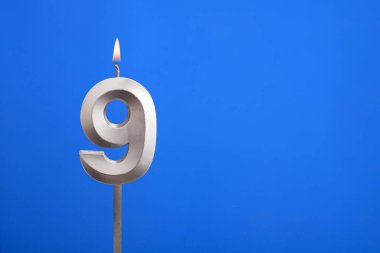 Doğum günü mumu numara 9 - Mavi arkaplanda kutlama kartı