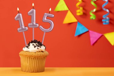 115 numara Mum - Turuncu zemin üzerinde kiraz çiçekli doğum günü pastası