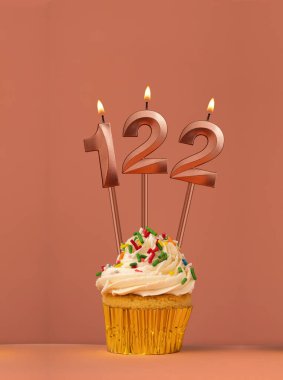 122 numaralı mumlu doğum günü keki - Mercan füzyon arka planı