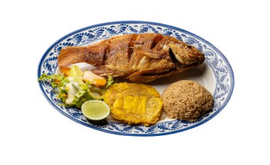 Kızarmış tilapia, yanında patacon, hindistan cevizi pilavı ve sebze salatasıyla birlikte Kolombiya yemeği.