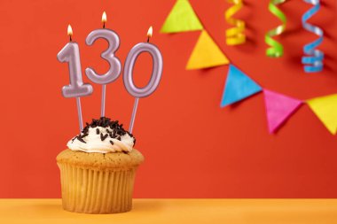 130 numara Candle - Turuncu arka planda doğum günü keki