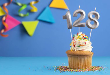 128 numaralı mumlu doğum günü keki.