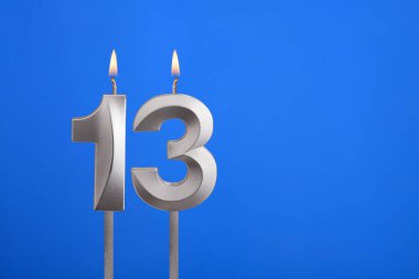 13 numaralı doğum günü mumu - Mavi arkaplanda kutlama kartı