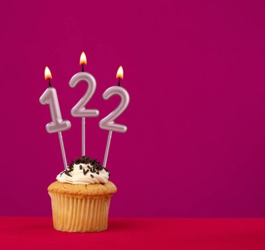 Mum numarası 122 - Rodamine kırmızı arka planda pasta doğum günü
