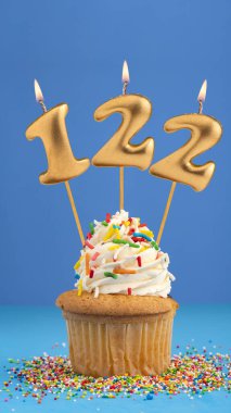 122 numaralı mumlu doğum günü pastası.