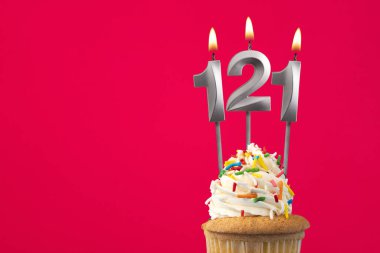 İçinde kek olan yatay doğum günü kartı - 121 numaralı yanan mum