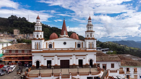 Concordia Antioquia 哥伦比亚 2023年12月26日梅赛德斯夫人教区 是一座有两座塔和一个圆顶的庙宇 — 图库照片