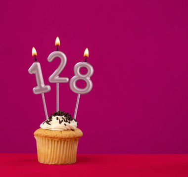 128 numaralı mum - rodamine kırmızı arka planda cupcake doğum günü